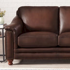Causeuse en cuir pleine fleur gris cendré / marron caramel, 2 places, capitonnée avec garniture cloutée